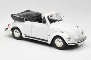 Volkswagen 1302 LS Cabriolet Vit Revell 1:18 08415 Metall — bild 6 av 8