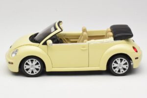 Volkswagen Beetle Cabriolet Gul Gate 1:18 VW24108 Metall — bild 4 av 8