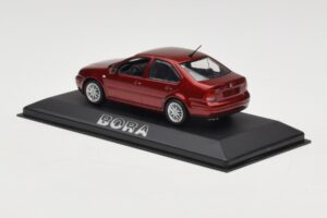 Volkswagen Bora Mk4 Red Metallic Minichamps 1:43 VW003 Metall — bild 3 av 4