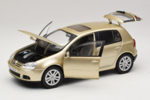 Volkswagen Golf Mk5 Light Bronze Metallic Bburago 1:18 09930201W Metall — bild 2 av 8