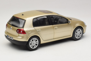 Volkswagen Golf Mk5 Light Bronze Metallic Bburago 1:18 09930201W Metall — bild 3 av 8