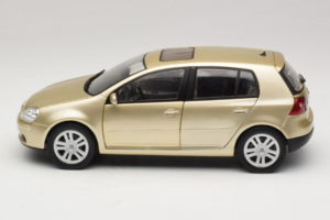 Volkswagen Golf Mk5 Light Bronze Metallic Bburago 1:18 09930201W Metall — bild 4 av 8