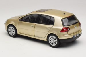 Volkswagen Golf Mk5 Light Bronze Metallic Bburago 1:18 09930201W Metall — bild 7 av 8