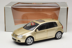 Volkswagen Golf Mk5 Light Bronze Metallic Bburago 1:18 09930201W Metall — bild 8 av 8