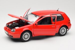 Volkswagen Golf Mk4 GTI Röd Revell 1:18 08943 Metall — bild 2 av 8