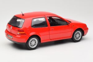 Volkswagen Golf Mk4 GTI Röd Revell 1:18 08943 Metall — bild 3 av 8