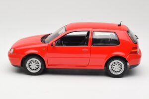 Volkswagen Golf Mk4 GTI Röd Revell 1:18 08943 Metall — bild 4 av 8