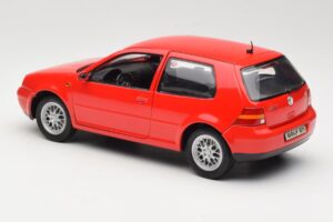 Volkswagen Golf Mk4 GTI Röd Revell 1:18 08943 Metall — bild 7 av 8