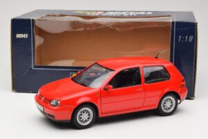 Volkswagen Golf Mk4 GTI Röd Revell 1:18 08943 Metall — bild 8 av 8