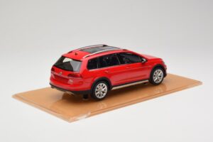 Volkswagen Golf Mk7 Alltrack Tornado Red DNA 1:18 DNA000035 Resin — bild 2 av 6