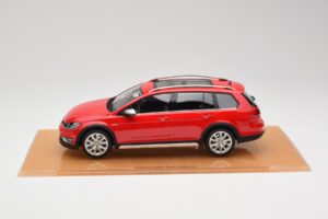 Volkswagen Golf Mk7 Alltrack Tornado Red DNA 1:18 DNA000035 Resin — bild 3 av 6