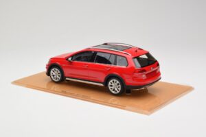 Volkswagen Golf Mk7 Alltrack Tornado Red DNA 1:18 DNA000035 Resin — bild 5 av 6