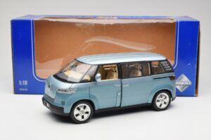 Volkswagen Microbus Concept Ljusgrön Revell 1:18 08444 Metall — bild 8 av 8