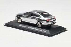 Volkswagen Passat B6 Chrome Silver 10 Years Volkswagen Magazine Minichamps 1:43 PASSAT004 Metall — bild 3 av 4