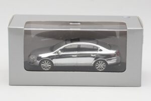 Volkswagen Passat B6 Chrome Silver 10 Years Volkswagen Magazine Minichamps 1:43 PASSAT004 Metall — bild 4 av 4