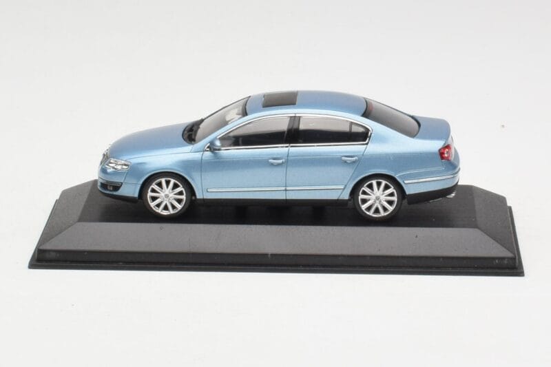 Volkswagen Passat B6 Blue Metallic Minichamps 1:43 PASSAT002 Metall