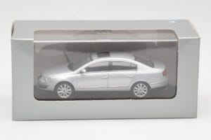 Volkswagen Passat B6 Silver Minichamps 1:43 PASSAT003 Metall — bild 4 av 4