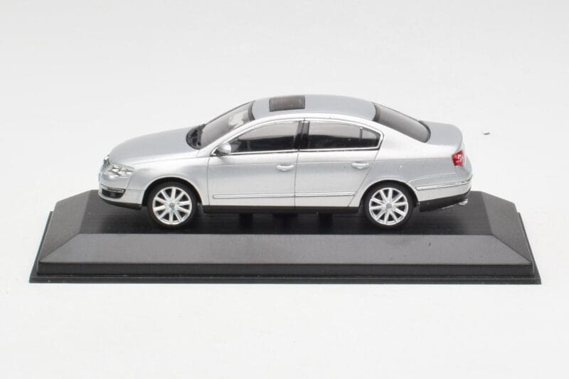 Volkswagen Passat B6 Silver Minichamps 1:43 PASSAT003 Metall