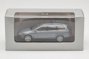 Volkswagen Passat B6 Variant Grey Metallic Minichamps 1:43 PASSAT005 Metall — bild 4 av 4
