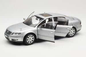 Volkswagen Phaeton D1 Silver Metallic AUTOart 1:18 79742 Metall — bild 2 av 8