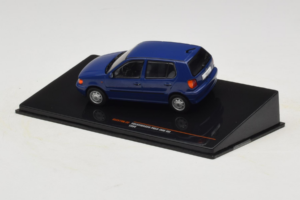 Volkswagen Polo Mk3 Blå IXO 1:43 CLC579N Metall — bild 3 av 4
