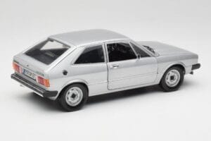 Volkswagen Scirocco GT Mk1 Silver Metallic Revell 1:18 08833 Metall — bild 3 av 8