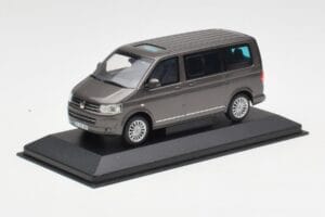 Volkswagen T5 Bus Bronze Metallic Minichamps 1:43 4039378412203 Metall — bild 2 av 4