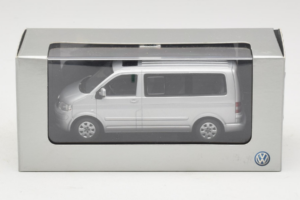 Volkswagen T5 Bus Silver Minichamps 1:43 T5003 Metall — bild 4 av 4
