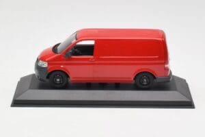 Volkswagen T5 Leveransbil Röd & Svarta Hjul Minichamps 1:43 400052260-B Metall
