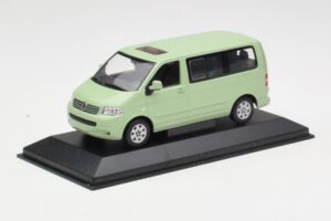 Volkswagen T5 Multivan California Limegrön Dealer Minichamps 1:43 400052201-D1 Metall — bild 2 av 4