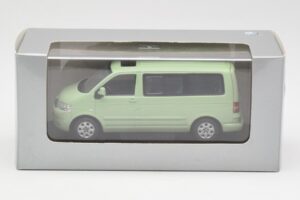 Volkswagen T5 Multivan California Limegrön Dealer Minichamps 1:43 400052201-D1 Metall — bild 4 av 4