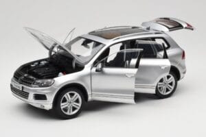 Volkswagen Touareg 7L Silver Metallic Kyosho 1:18 8821CS Metall — bild 2 av 8