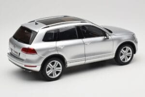 Volkswagen Touareg 7L Silver Metallic Kyosho 1:18 8821CS Metall — bild 3 av 8