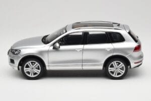 Volkswagen Touareg 7L Silver Metallic Kyosho 1:18 8821CS Metall — bild 4 av 8