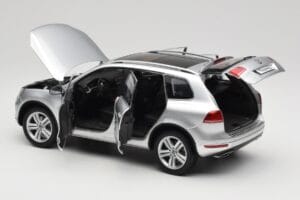 Volkswagen Touareg 7L Silver Metallic Kyosho 1:18 8821CS Metall — bild 5 av 8