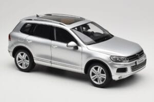 Volkswagen Touareg 7L Silver Metallic Kyosho 1:18 8821CS Metall — bild 6 av 8