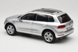 Volkswagen Touareg 7L Silver Metallic Kyosho 1:18 8821CS Metall — bild 7 av 8
