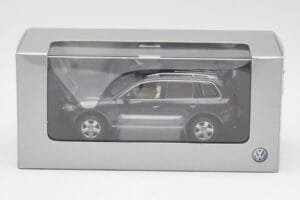 Volkswagen Touareg Grå Minichamps 1:43 TOUAREG001 Metall — bild 4 av 4