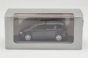 Volkswagen Touran 1T Mörkgrön Minichamps 1:43 400052101 Metall — bild 4 av 4