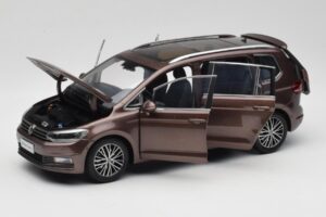 Volkswagen Touran 5T Brun Paudi Model 1:18 ZVE000003BRA Metall — bild 2 av 8