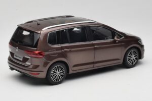 Volkswagen Touran 5T Brun Paudi Model 1:18 ZVE000003BRA Metall — bild 3 av 8