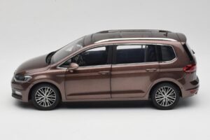 Volkswagen Touran 5T Brun Paudi Model 1:18 ZVE000003BRA Metall — bild 4 av 8