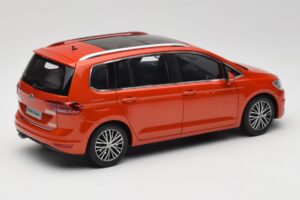 Volkswagen Touran 5T Orange Paudi Model 1:18 ZVE000003ORA Metall — bild 3 av 8