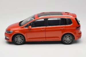 Volkswagen Touran 5T Orange Paudi Model 1:18 ZVE000003ORA Metall — bild 4 av 8