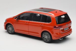 Volkswagen Touran 5T Orange Paudi Model 1:18 ZVE000003ORA Metall — bild 7 av 8