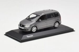 Volkswagen Touran Sport Platinum Grey Minichamps 1:43 TOURAN003 Metall — bild 2 av 4