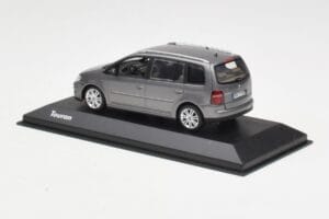 Volkswagen Touran Sport Platinum Grey Minichamps 1:43 TOURAN003 Metall — bild 3 av 4