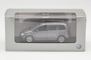 Volkswagen Touran Sport Platinum Grey Minichamps 1:43 TOURAN003 Metall — bild 4 av 4
