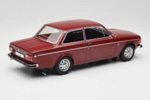 Volvo 142 Mörkröd MCG 1:18 MCG18443 Metall — bild 2 av 6