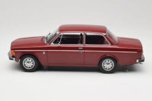 Volvo 142 Mörkröd MCG 1:18 MCG18443 Metall — bild 3 av 6